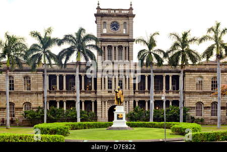 King Kamehameha statue in front of Ali'iolani Hale, Historic Downtown Honolulu. Stock Photo