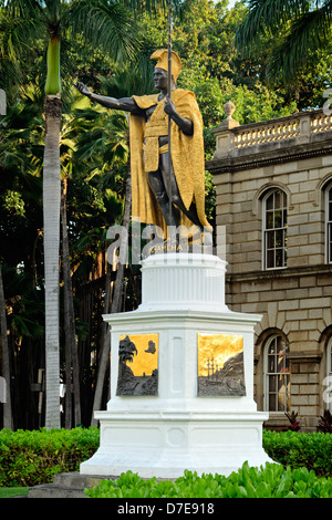 King Kamehameha Stuatue in front of Aliʻiolani Hale Stock Photo