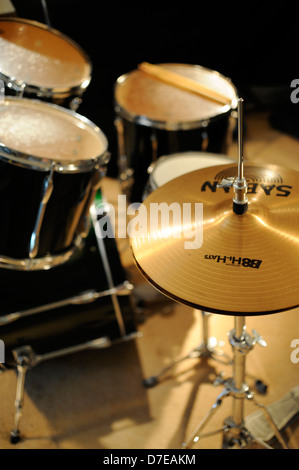 A side view of a drum set Stock Photo