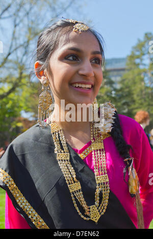 Hempstead, New York, USA. 5th May 2013. An Indian female dancer is ready to share the rich heritage of India in dance, at the 30th Annual Dutch Festival celebrating Hofsta University's Global Campus. The performers wear traditional makeup, gold jewelry, and colorful silk costumes. Credit:  Ann E Parry / Alamy Live News Stock Photo