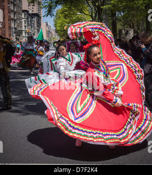 Folk dancers in the Cinco de Mayo Parade in New York Stock Photo