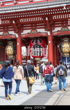 The Hozomon 'Treasure-House Gate' is the inner a large entrance gates in Senso-ji in Asakusa, Tokyo. Tourists walking Stock Photo