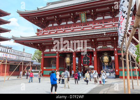 The Hozomon 'Treasure-House Gate' is the inner entrance gates with massive paper lantern in Senso-ji in Asakusa, Tokyo. Stock Photo