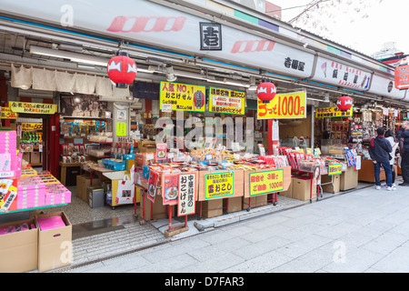 Shop with traditional Japanese confectionery in Asakusa, in Nakamise Dori near the temple of Sensoji, Tokyo, Japan Stock Photo