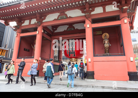 People entering through the Kaminarimon gate in Sensoji shrine area. Asacusa, Tokyo, Japan Stock Photo