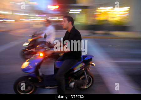 scooter vélomoteur à océan conduire Miami plage à nuit avec néon
