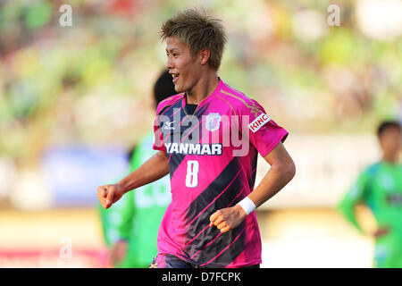 Yoichiro Kakitani (Cerezo),  May 3, 2013 - Football / Soccer :  2013 J.LEAGUE Division 1, 9th Sec  match between Shonan Bellmare 0-3 Cerezo Osaka  at Shonan BMW Stadium Hiratsuka, Kanagawa, Japan.  (Photo by Daiju Kitamura/AFLO SPORT) Stock Photo