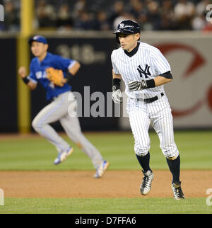 L-R) Ichiro Suzuki (Yankees), Munenori Kawasaki (Blue Jays), AUGUST 20,  2013 - MLB : Ichiro Suzuki of the New York Yankees talks with shortstop Munenori  Kawasaki of the Toronto Blue as he