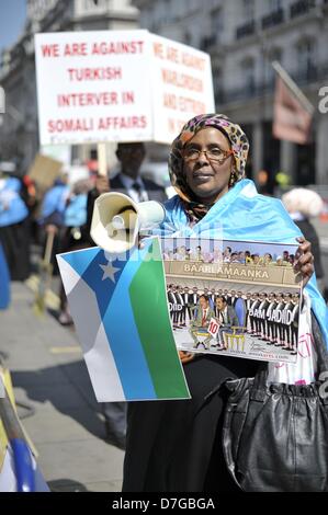 London, UK, 7th May, 2013. Somali protesters gather near to Lancaster House in central London today. Fifty countries and organisations are meeting to discuss how best to help the new government of Somalia and in so doing raising the profile of the country internationally. Credit:  Lee Thomas / Alamy Live News Stock Photo