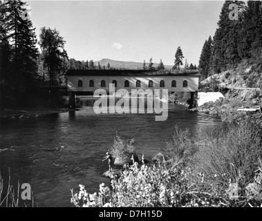 Goodpasture Bridge on the McKenzie River near Leaburg Stock Photo