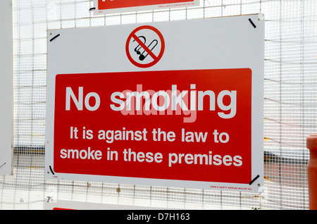 'No Smoking' sign on building site fence Stock Photo