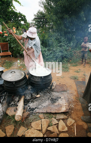 Large pots cooking hi-res stock photography and images - Alamy