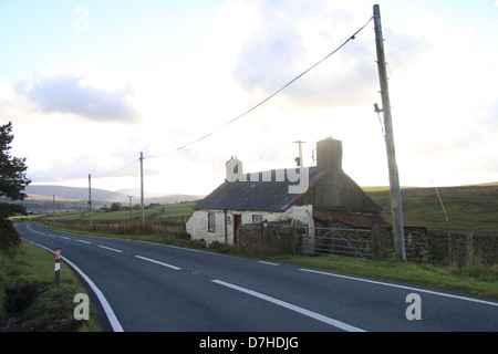 Traditional Welsh cottage called Tyrpeg Mynydd on the A543 Pentrefoelas to Denbigh Road on a sunny day Stock Photo