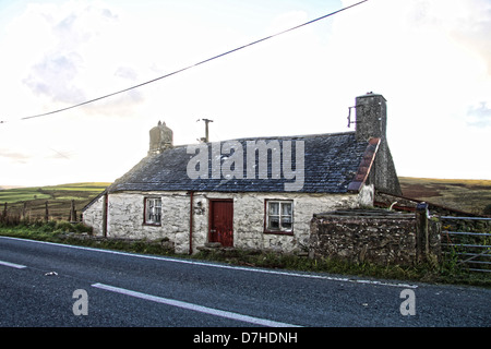 Traditional Welsh cottage called Tyrpeg Mynydd on the A543 Pentrefoelas to Denbigh Road on a sunny day Stock Photo