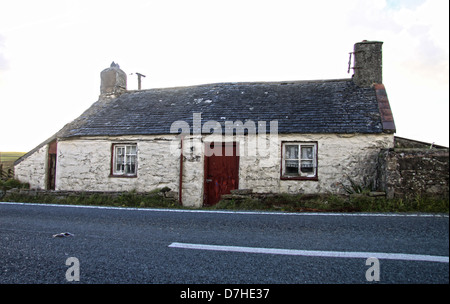 Traditional Welsh cottage called Tyrpeg Mynydd on the A543 Pentrefoelas to Denbigh Road on a sunny day Stock Photo