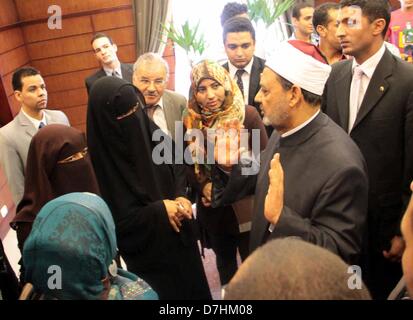 May 8, 2013 - Cairo, Cairo, Egypt - Ahmed Al-Tayeb Sheikh of Al-Azhar meets with Egyptian students to discuss the issue of  food poisoning for students, in Cairo, on May 8, 2013. Some 540 students from Egypt's Al-Azhar University were hospitalized with food poisoning on 02 April 2013  (Credit Image: © Tareq Gabas/APA Images/ZUMAPRESS.com) Stock Photo