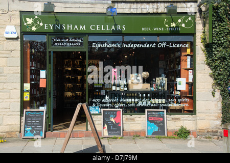 OXFORDSHIRE, UK. An independently-owned off-licence. 2013. Stock Photo