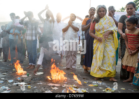 Hindu devotees light ghee lamps and pray before the Arunachaleswara Temple in Tiruvannamalai, Tamil Nadu, India Stock Photo