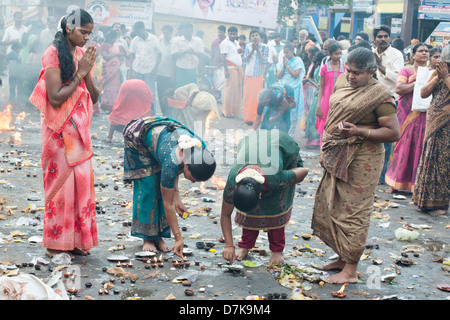 Hindu devotees light ghee lamps and pray before the Arunachaleswara Temple in Tiruvannamalai, Tamil Nadu, India Stock Photo