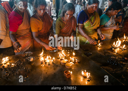 Hindu devotees light ghee lamps in the Arunachaleswara Temple in Tiruvannamalai, Tamil Nadu, India Stock Photo