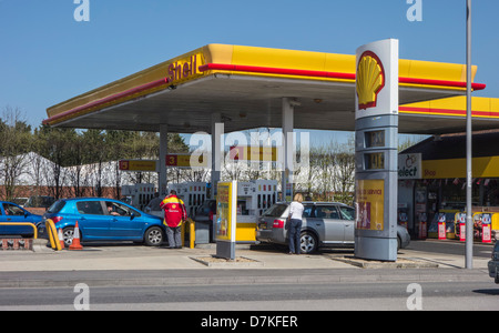 Shell Petrol Station, lady refueling car, Dorset, England, UK. Europe Stock Photo