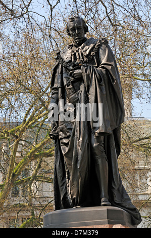 London, England, UK. Statue (1883; Mario Raggi) of Benjamin Disraeli, Earl of Beaconsfield (1804-81) in Parliament Square Stock Photo