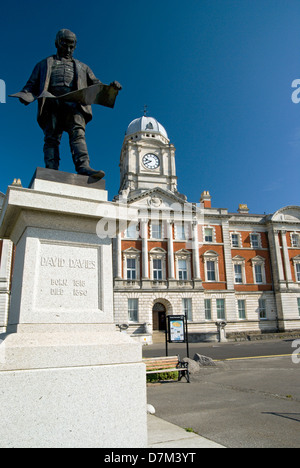 Late nineteenth century dock offices built by David Davies whos statue is in the foreground, Barry, Vale of Glamorgan, South Wales, UK. Stock Photo