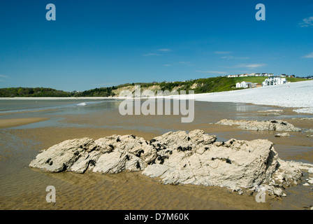 cold knap beach looking towards porthkerry, barry, vale of glamoergan, south wales, uk. Stock Photo