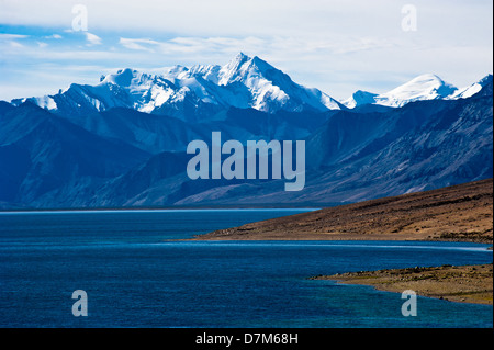 Dawn at Tso Moriri Lake. Altitude 4600 m. View on Himalaya mountains landscape with Gya peak in snow, 6794 m. India, Ladakh Stock Photo