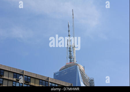 New York, USA. 10th May 2013. The crowning spire of 1 World Trade Center in New York City was lifted into place on Friday, May 10, 2013 -- making the building 1,776 feet tall. (Photo: Terese Loeb Kreuzer/Alamy Live News) Stock Photo