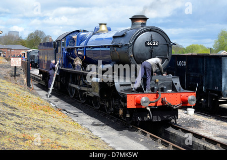 GWR King class engine No. 6023 King Edward II at its home depot, Didcot Railway Centre. Engine being cleaned and prepared. Stock Photo