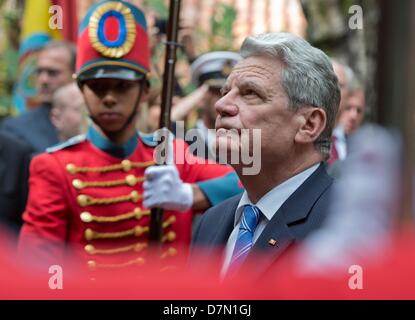 Bogota, Colombia. 10th May 2013. German President Joachim Gauck is welcomed for the wreath laying ceremony by the presidential guard at the Casa Quinta de Bolivar in Bogota, Colombia, 10 May 2013. The German President is visiting Colombia and Brazil until 17 May 2013. Photo: SOEREN STACHE/dpa/Alamy Live News Stock Photo