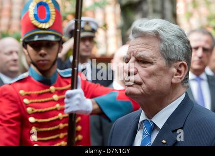 Bogota, Colombia. 10th May 2013. German President Joachim Gauck is welcomed for the wreath laying ceremony by the presidential guard at the Casa Quinta de Bolivar in Bogota, Colombia, 10 May 2013. The German President is visiting Colombia and Brazil until 17 May 2013. Photo: SOEREN STACHE/dpa/Alamy Live News Stock Photo