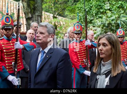 Bogota, Colombia. 10th May 2013. German President Joachim Gauck is welcomed for the wreath laying ceremony by the presidential guard next to Deputy Minister of Multilateral Affairs Patti Londono at the Casa Quinta de Bolivar in Bogota, Colombia, 10 May 2013. The German President is visiting Colombia and Brazil until 17 May 2013. Photo: SOEREN STACHE/dpa/Alamy Live News Stock Photo