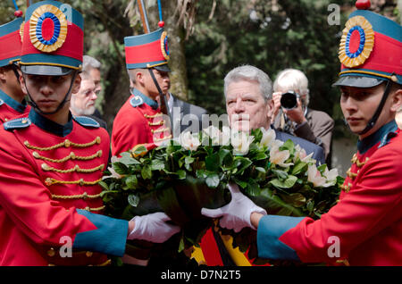 Bogota, Colombia. 10th May 2013. German President Joachim Gauck lays a wreath at the monument for Simon Bolivar at the Casa Quinta de Bolivar in Bogota, Colombia, 10 May 2013. The German President is visiting Colombia and Brazil until 17 May 2013. Photo: SOEREN STACHE/dpa/Alamy Live News Stock Photo