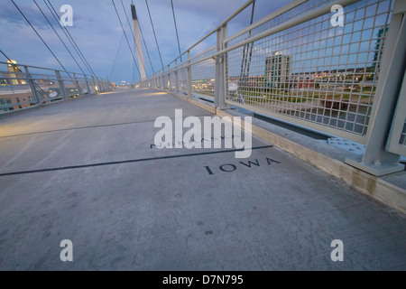 USA, Nebraska and Iowa. State line on the Bob Kerrey Memorial Bridge over the Missouri River. Stock Photo