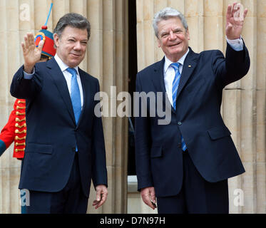 Bundespräsident Joachim Gauck (r) und der kolumbianische Präsident Juan Manuel Santos Calderon begrüßen sich am 10.05.2013 in Bogota (Kolumbien) am Präsidentenpalast. Der Bundespräsident besucht bis zum 17.05.2013 die Länder Kolumbien und Brasilien. Foto: Soeren Stache/dpa Stock Photo