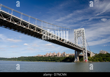 New York, New York, Hudson River. George Washington Bridge and Little Red Lighthouse (AKA Jeffrey's Hook Light). Stock Photo