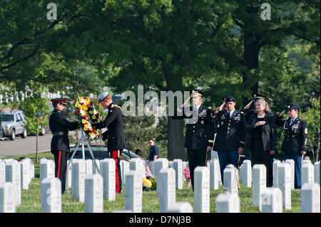 HRH Prince Harry of Wales and US Army Maj. Gen. Michael Linnington pay respect to Section 60 of Arlington National Cemetery May 10, 2013 in Arlington, VA. Section 60 is the burial grounds for US service members killed in the global war on terror since 2001. Stock Photo