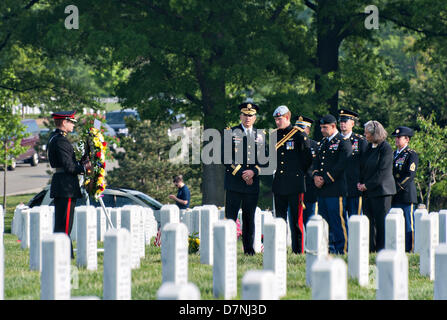 HRH Prince Harry of Wales and US Army Maj. Gen. Michael Linnington pay respect to Section 60 of Arlington National Cemetery May 10, 2013 in Arlington, VA. Section 60 is the burial grounds for US service members killed in the global war on terror since 2001. Stock Photo