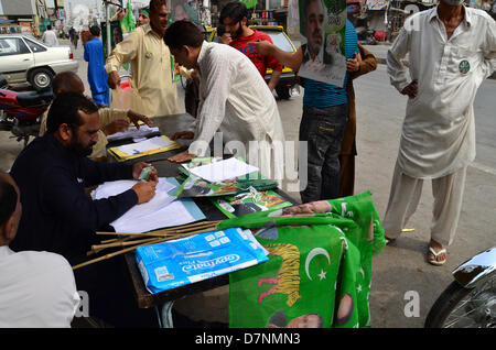 Rawalpindi, Pakistan. 11th May 2013.  Camps of PMLN guiding their voters to appropriate polling stations in Raja Bazaar Rawalpindi. Credit: Muhammed Furqan/Alamy Live News Stock Photo