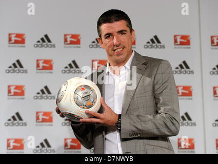 Muenchen, Germany, 11 May 2013. Former player of FC Bayern Roy Makaay introduces the official ball for the season 2013/14, 'Torfabrik 4', in the FC-Bayern-Erlebniswelt in Munich, Germany, 11 May 2013. PHOTO: TOBIAS HASE /DPA/Alamy Live News Stock Photo