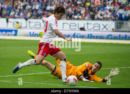 Hamburg's Heung Min Son (L) sets up the 0-2 goal past Hoffenheim's goalkeeper Koen Casteels during the German Bundesliga match between 1899 Hoffenheim and Hamburger SV at Rhein-Neckar-Arena in Sinsheim, Germany, 11 May 2013. Photo: UWE ANSPACH (ATTENTION: EMBARGO CONDITIONS! The DFL permits the further utilisation of up to 15 pictures only (no sequntial pictures or video-similar series of pictures allowed) via the internet and online media during the match (including halftime), taken from inside the stadium and/or prior to the start of the match. The DFL permits the unrestricted transmission o Stock Photo