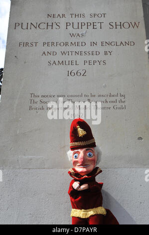 London, UK. 12th May 2013. St Paul's Churchyard, Covent Garden, London. UK. 12th May 2013. A Mr Punch puppet next to the commemorative engraving in Covent Garden. The May Fayre and Puppet Festival in St Paul's Church Garden, Covent Garden celebrates the 351st birthday of Mr Punch. Matthew Chattle/Alamy Live News Stock Photo