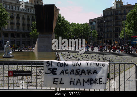 Barcelona, Spain. 12th May 2013. Second anniversary of '15-M' (15th May 2010) when Catalunya square of Barcelona was occupied by 'indignados' (people against budget cuts). This evening would be a great demonstration in the streets. In the image, an ironic message to Barça fans: 'if with a title -La Liga- would end with the hunger in the world'. Barça won La Liga past evening. Fco Javier Rivas Martín/Alamy Live News Stock Photo