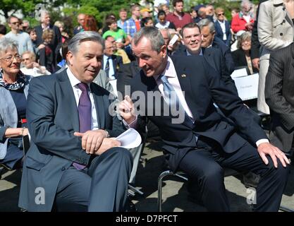US ambassador Philip D. Murphy (R) and mayor of Berlin Klaus Wowereit talk to each other at Platz der Luftbruecke in Berlin, Germany, 12 May 2013. Commemoration ceremonies and wreath layings took place to mark the 64th anniversary of the end of the Berlin Blockade. Photo: BRITTA PEDERSEN Stock Photo