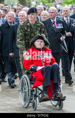 Hyde Park, London, UK 12 may 2013. Her Royal Highness The Princess Royal KG, KT, GCVO, Colonel in Chief The King’s Royal Hussars takes the salute and lays a wreath at the Annual Parade and Service of The Combined Cavalry Old Comrades Association at the Cavalry Memorial. Officers wear bowler hats and suits are worn instead of uniform by all but the bands.  5 bands led marching detachments of the Cavalry and Yeomanry Regimental Associations and Veterans ranging from World War 2 to Iraq and Afghanistan. State Trumpeters of the Household Cavalry and a Piper from F Company The Scots Guards also too Stock Photo