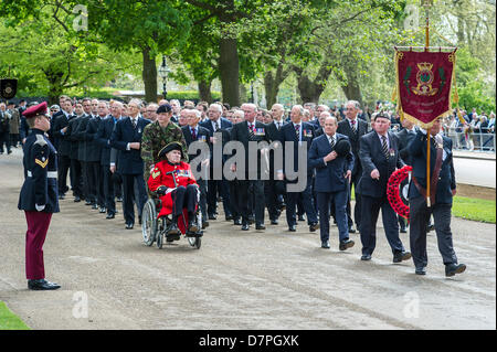 Hyde Park, London, UK 12 may 2013. Her Royal Highness The Princess Royal KG, KT, GCVO, Colonel in Chief The King’s Royal Hussars takes the salute and lays a wreath at the Annual Parade and Service of The Combined Cavalry Old Comrades Association at the Cavalry Memorial. Officers wear bowler hats and suits are worn instead of uniform by all but the bands.  5 bands led marching detachments of the Cavalry and Yeomanry Regimental Associations and Veterans ranging from World War 2 to Iraq and Afghanistan. State Trumpeters of the Household Cavalry and a Piper from F Company The Scots Guards also too Stock Photo