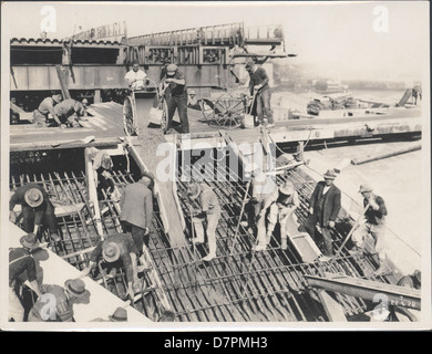 87/1353-62 Photographic print, laying concrete for the northern approach underpass tunnel of the Sydney Harbour Bridge , silver / gelatin / paper, photograph by the New South Wales Department of Public Works, Misons Point, Sydney, Australia, June, 1928 Stock Photo