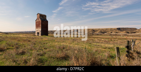 Panorama view of an abandon grain elevator 1900' in Dorothy, Alberta - Ghost Town Stock Photo